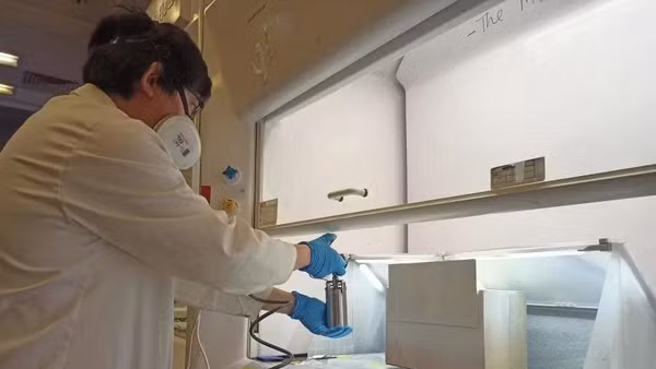 Thử nghiệm sơn phun tại Trường đại học Sydney. Ảnh: DEWPOINT INNOVATIONS