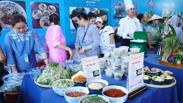 Lễ hội quy tụ 56 gian hàng với hơn 100 món chay phong phú, được chế biến công phu.