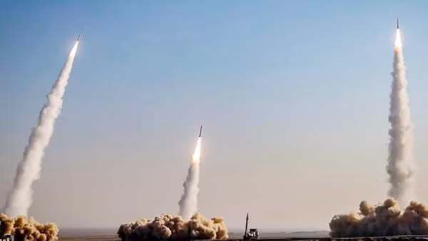 Một cuộc tập trận tên lửa của quân đội Iran. Ảnh: AFP