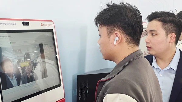 Người dân sử dụng kiosk thông minh và hệ thống xác thực cấp bản sao số tài liệu điện tử. Ảnh: NAM NGUYỄN