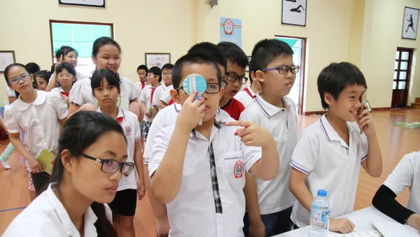 Khám sức khỏe định kỳ cho học sinh tiểu học tại Hà Nội. Ảnh: ANH QUÂN