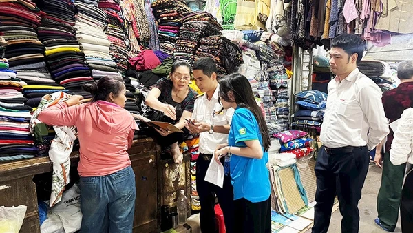 Doanh nghiệp cung cấp giải pháp công nghệ phối hợp với Thuế Hải Phòng trực tiếp xuống chợ hỗ trợ tiểu thương. Ảnh KỲ DUYÊN