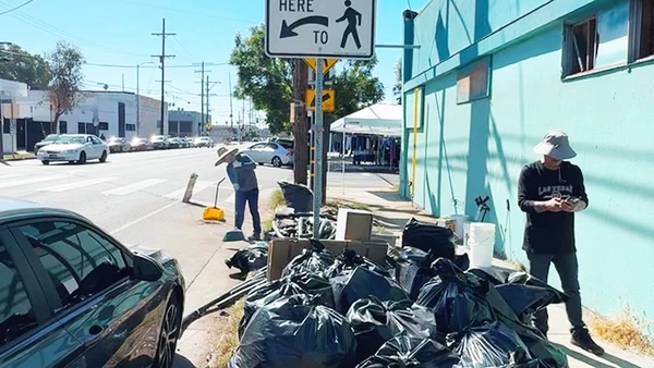 Một buổi dọn rác trong chiến dịch Clean LA With Me. Ảnh: THE WASHINGTON POST