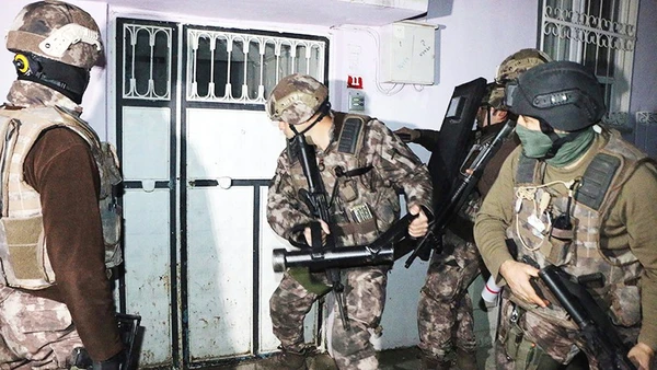 Cảnh sát Thổ Nhĩ Kỳ trong chiến dịch truy quét IS. Ảnh: THE NEW YORK TIMES