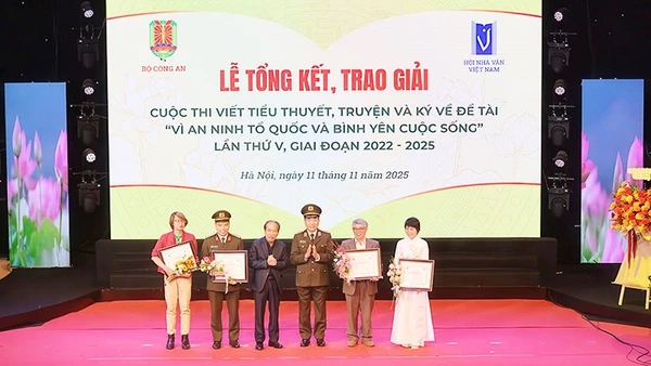 Các tác giả nhận giải A ở hai thể loại tiểu thuyết, truyện và ký.
