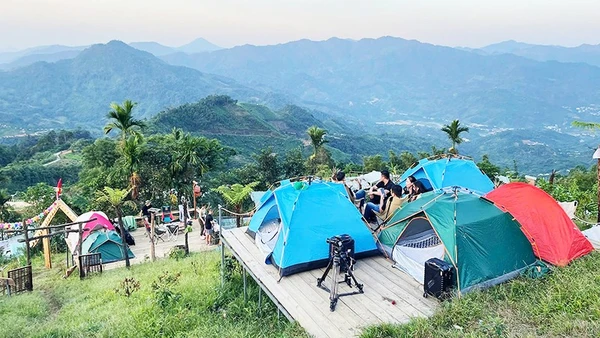 Cảnh quan hùng vĩ thu hút lượng lớn du khách tham quan.