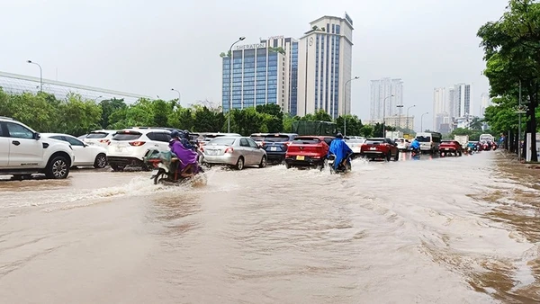 Thủ đô Hà Nội từng nhiều lần ngập lụt sau mưa lớn. Ảnh: HẢI DANH