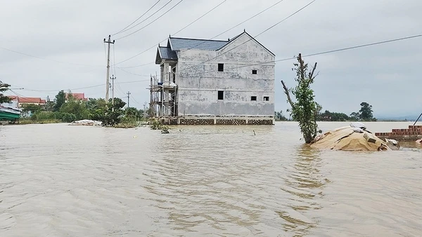 Nhà xây chống bão, vượt lũ đang trong giai đoạn hoàn thành ở xã Lệ Thủy (Quảng Trị).