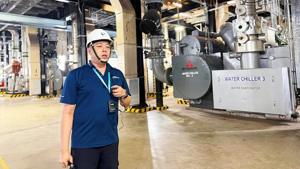 Kỹ sư Tan De Hao giới thiệu hệ thống làm mát cho tòa Marina Bay Sands.