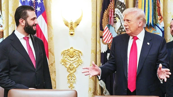 Tổng thống Syria Ahmed al-Sharaa (bên trái) gặp gỡ người đồng cấp Mỹ Donald Trump tại Washington. Ảnh: AP