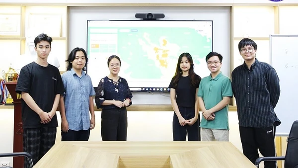 PGS, TS Nguyễn Thị Nhật Thanh (thứ ba, từ trái sang) và các thành viên trong nhóm nghiên cứu "Địa không gian thông minh".