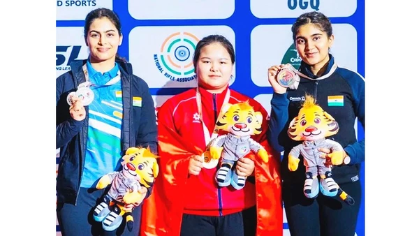 Xạ thủ Nguyễn Thùy Trang (đứng giữa) giành Huy chương vàng nội dung 10 m súng ngắn hơi nữ.