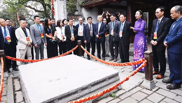 Đoàn kiều bào tham quan và dâng hương tại Khu di tích Đền thờ Vua Đinh, Vua Lê (tỉnh Ninh Bình). Ảnh: ĐẠI NGHĨA