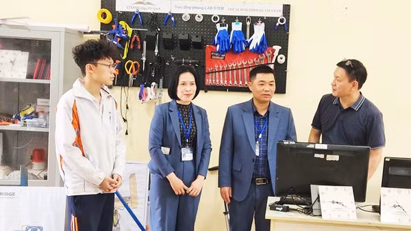 Lễ bàn giao Phòng LAB cộng đồng của dự án STEMBridge do học sinh Vũ Đức Minh (bên trái) làm Trưởng nhóm.