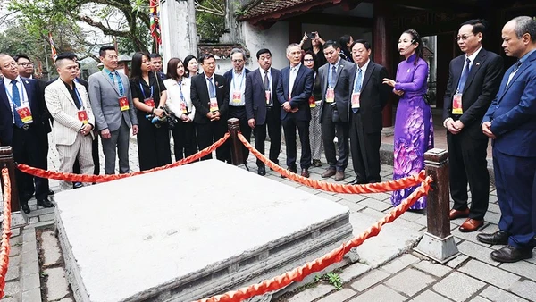 Đoàn kiều bào tham quan và dâng hương tại Khu di tích Đền thờ Vua Đinh, Vua Lê (tỉnh Ninh Bình). Ảnh: ĐẠI NGHĨA