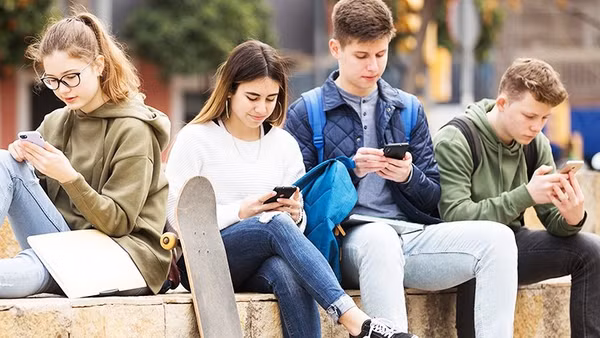 Các nền tảng số bị cáo buộc gây nghiện cho thanh, thiếu niên tại Mỹ. Ảnh: THE CONVERSATION