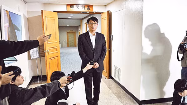 CEO Coupang, ông Park Dae-jun, trả lời báo giới về vụ việc. Ảnh: YONHAP