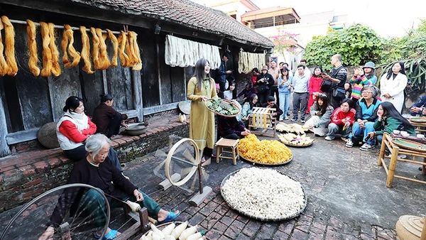 Trong năm 2025 đã có hàng nghìn lượt du khách đến với làng dệt đũi Nam Cao.