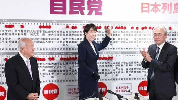 Thủ tướng Nhật Bản Sanae Takaichi (giữa) rạng rỡ sau chiến thắng của liên minh cầm quyền. Ảnh: AP