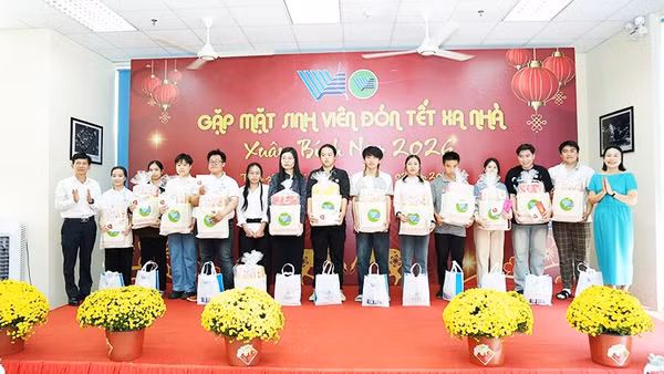 Gặp mặt sinh viên đón Tết xa nhà