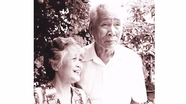 Vợ chồng nhà thơ Vũ Cao.