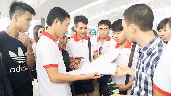 Người lao động làm thủ tục xuất cảnh tại sân bay.