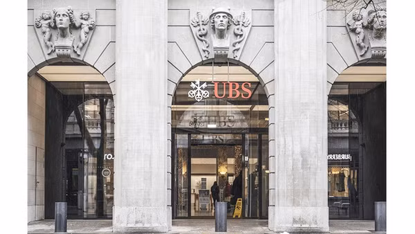Bên ngoài trụ sở UBS ở Mỹ. Ảnh: REUTERS