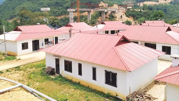 Một góc thôn Tà Han nằm phía dưới dự án cầu Tà Han trên đường mở mới từ Nam Cường sang tỉnh Tuyên Quang. Ảnh: TÙNG VÂN