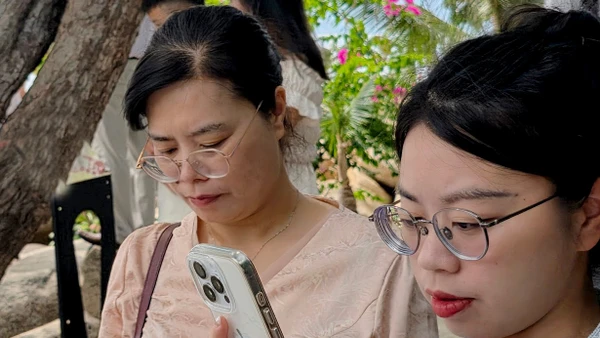 Người dân cần cẩn trọng với các lời mời khi tham gia mạng xã hội. Ảnh: NGUYỆT ANH