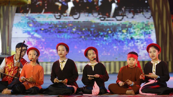 Cần có chính sách hợp lý để khuyến khích lớp trẻ kế cận di sản văn hóa. Ảnh: LÊ MINH