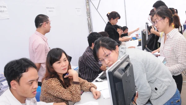 Hướng dẫn doanh nghiệp kê khai tại Thuế thành phố Hà Nội. Ảnh: NAM ANH