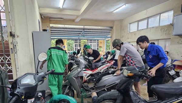 Đã có hàng nghìn chiếc xe ngâm nước được các đội tình nguyện hỗ trợ sửa chữa giúp người dân.