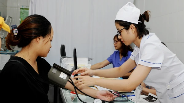 Quyền lợi của người bệnh được bảo đảm khi tham gia Bảo hiểm y tế. Ảnh: SONG ANH