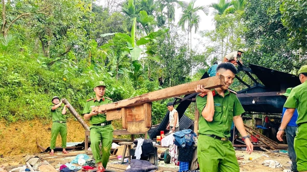 Lực lượng công an hỗ trợ đồng bào miền núi xã Trà Tập (TP Đà Nẵng) dựng lại nhà cửa để ổn định cuộc sống.