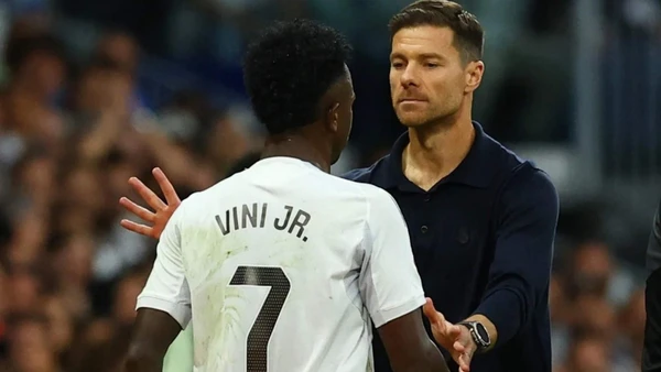 Bằng sự nghiêm khắc nhưng chân thành và tôn trọng, Xabi Alonso (phải) đang kiến tạo Real thành một khối thống nhất.