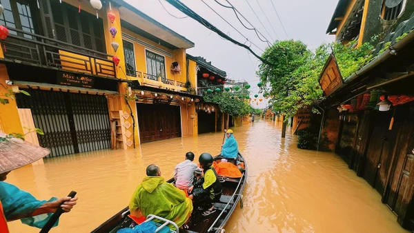 Cứu trợ bằng ghe ở Hội An. Ảnh: HUỲNH NGỌC DUY NGUYÊN
