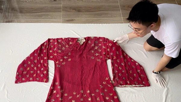 La Quốc Bảo đánh giá hiện trạng chiếc áo cưới hoàng gia triều Nguyễn vừa được sưu tầm từ Hà Lan.