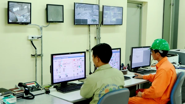 Vận hành tại nhà máy điện rác. Ảnh: NAM NGUYỄN