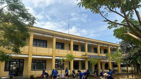 Sau lũ, lực lượng tình nguyện dọn dẹp trường học để sớm đón học sinh trở lại trường.
