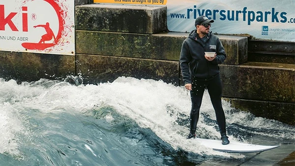 Lướt sóng liên tục hơn 8 giờ