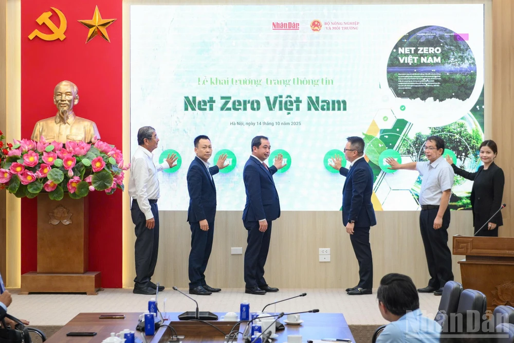 Các đồng chí lãnh đạo cùng các đại biểu thực hiện nghi thức khai trương trang thông tin Net Zero Việt Nam.