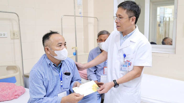 Lãnh đạo Bệnh viện K thăm và tặng quà người bệnh bị ảnh hưởng bởi cơn bão số 10, số 11 đang điều trị tại bệnh viện. k4.jpg