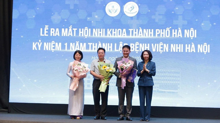 Hanoi Halk Komitesi Başkan Yardımcısı Vu Thu Ha, Hanoi Pediatri Derneği temsilcilerine çiçek takdim etti. nhn4.jpg