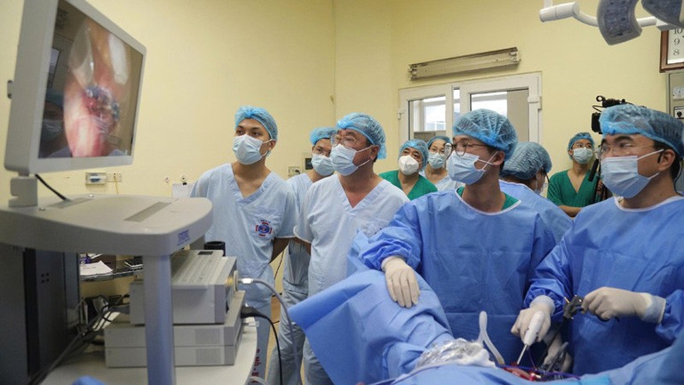 Trình diễn phẫu thuật người bệnh tại Hội thảo. 455555555555555555555555555.jpg
