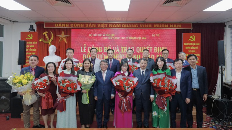 Les professeurs associés nouvellement nommés ont pris une photo commémorative avec les membres du conseil. yhct333.jpg