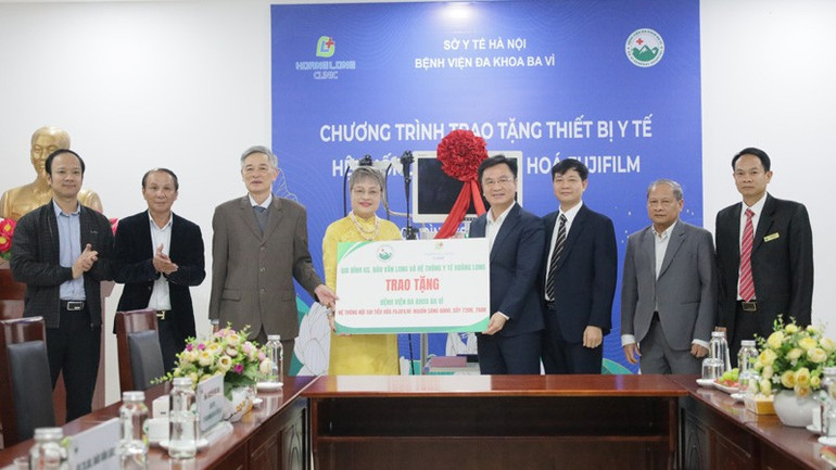 Lederne ved Ba Vi General Hospital mottok et hjemmebasert endoskopisystem for fordøyelsessystemet donert av professor Dao Van Longs familie. bv2.jpg