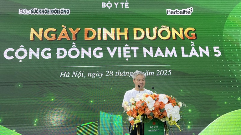 និពន្ធនាយកនៃកាសែតសុខភាព និងជីវិត អ្នកសារព័ត៌មាន Tran Tuan Linh បានចែករំលែកព័ត៌មាននៅព្រឹត្តិការណ៍។ dd1.jpg