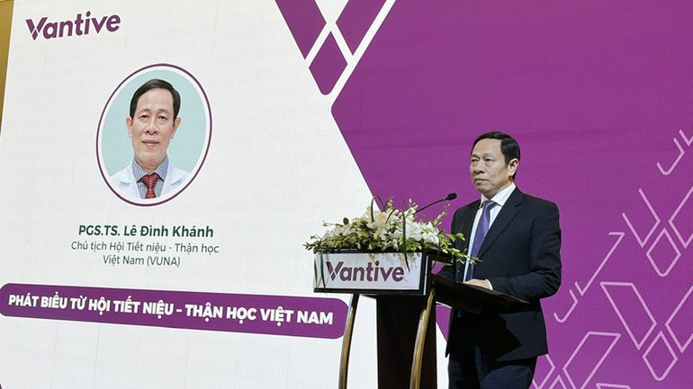 Phó Giáo sư, Tiến sĩ Lê Đình Khánh trao đổi thông tin tại lễ ra mắt. t3.jpg