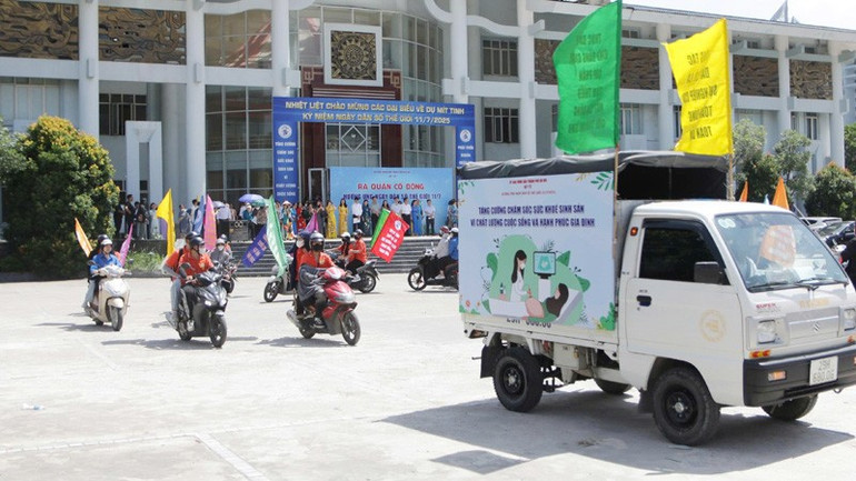Lực lượng đoàn viên, thanh niên tham gia diễu hành cổ động Ngày Dân số thế giới (11/7). ds4.jpg