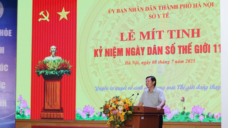 Phó Giám đốc Sở Y tế Hà Nội Trần Văn Chung phát biểu tại lễ mít-tinh. ds1.jpg